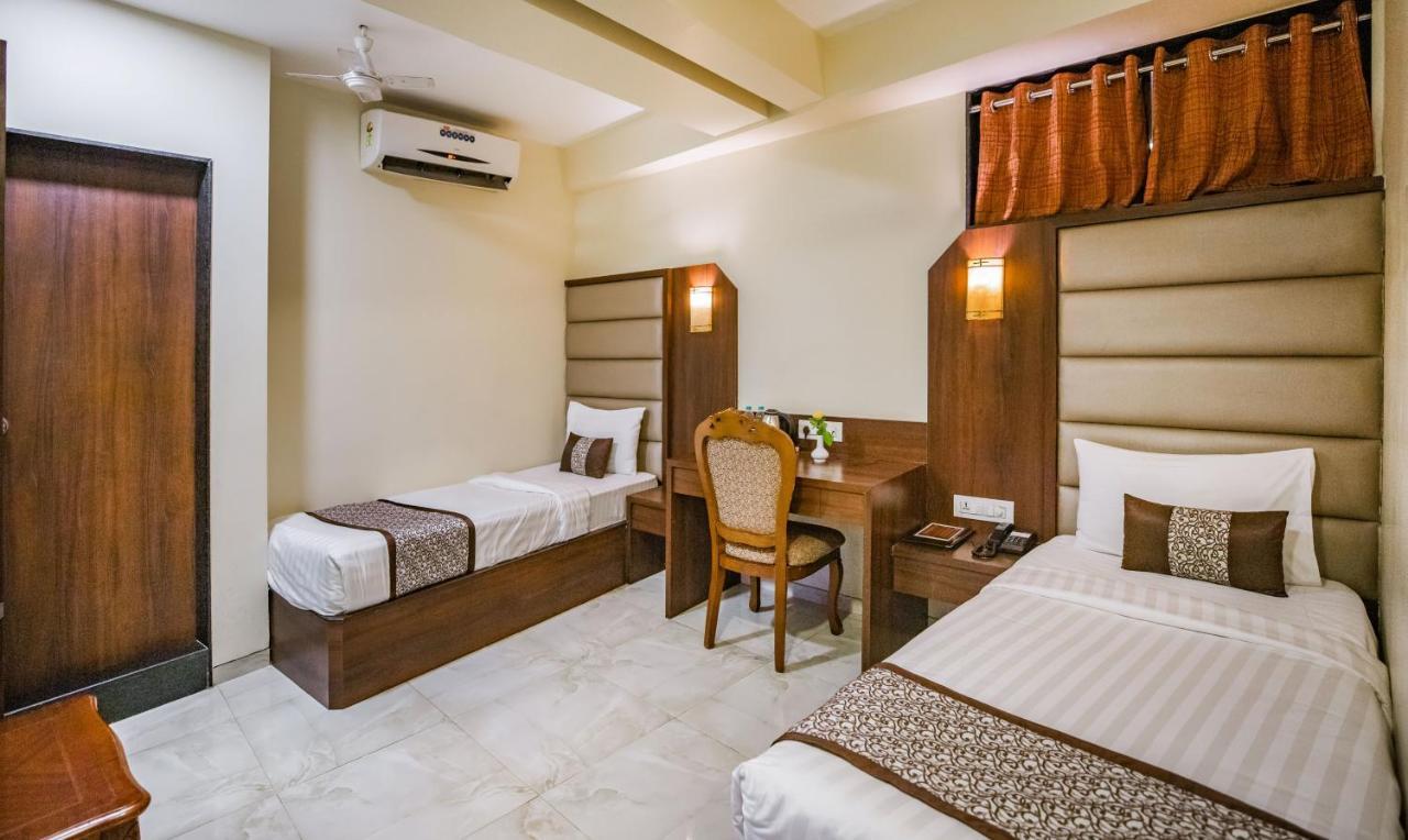 Hotel 24 Seven Nashik Esterno foto