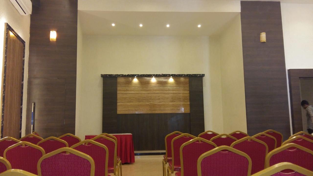 Hotel 24 Seven Nashik Esterno foto