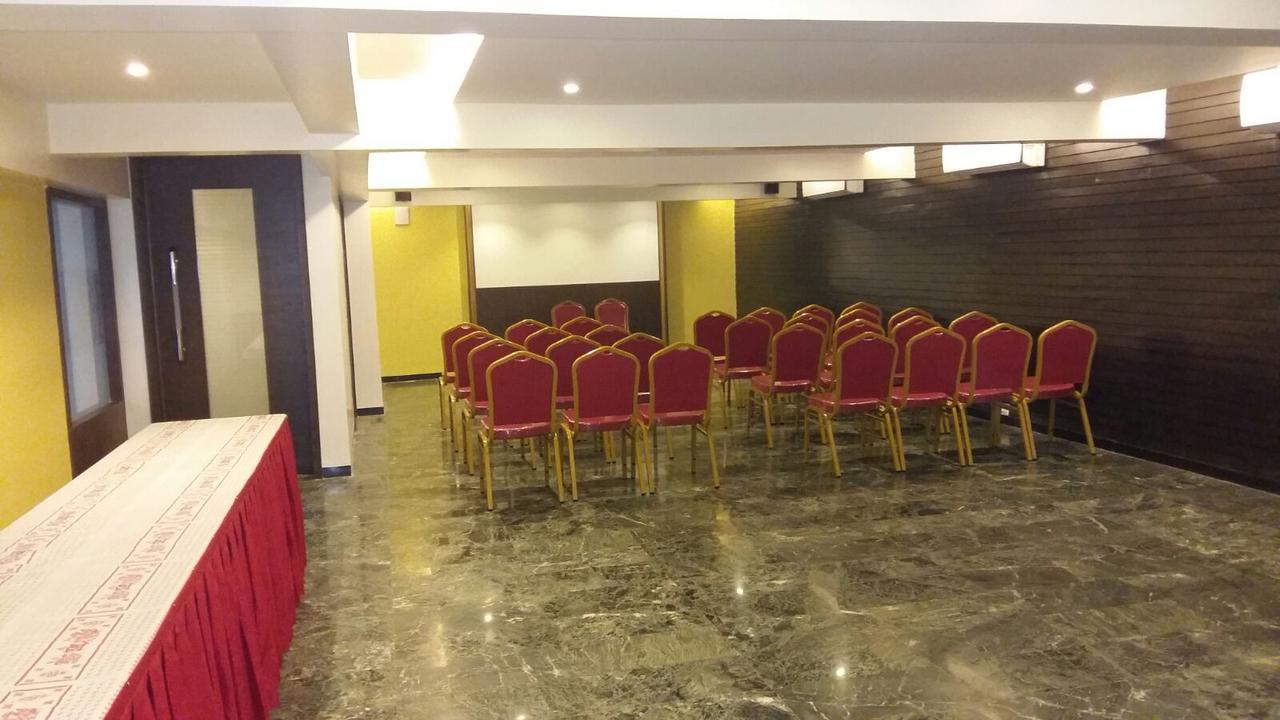 Hotel 24 Seven Nashik Esterno foto